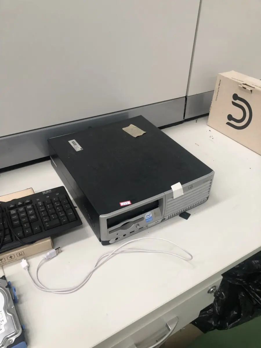 LOTE 278 - 5 cpus, roteador, monitor, lote de fios e carregadores, dvd, aquecedor de folhas, mouses, teclados, fontes  