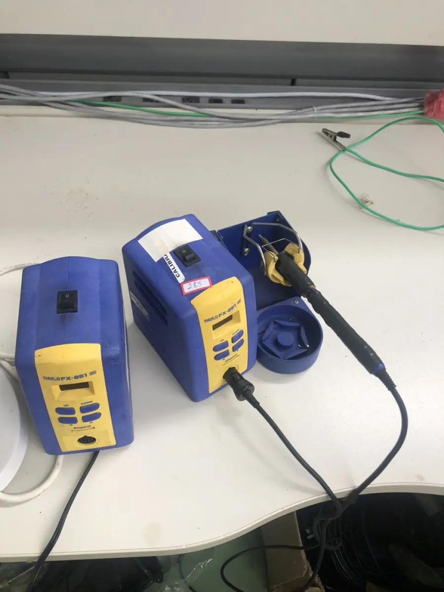 LOTE 285 - Roteador, equipamento de teste Acterna, cpu, fios, aparelhos de solda 