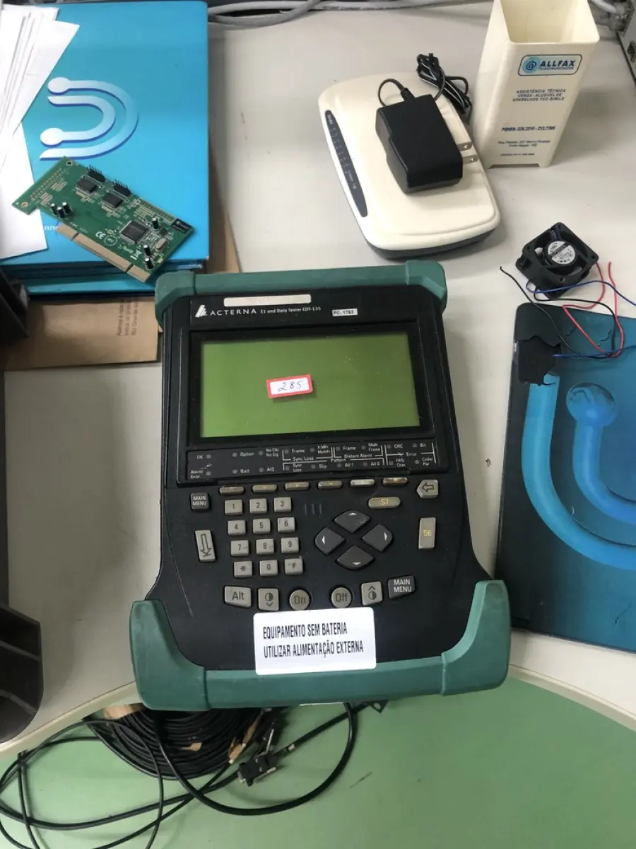 LOTE 285 - Roteador, equipamento de teste Acterna, cpu, fios, aparelhos de solda 