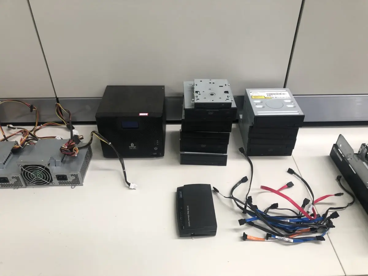 LOTE 278 - 5 cpus, roteador, monitor, lote de fios e carregadores, dvd, aquecedor de folhas, mouses, teclados, fontes  