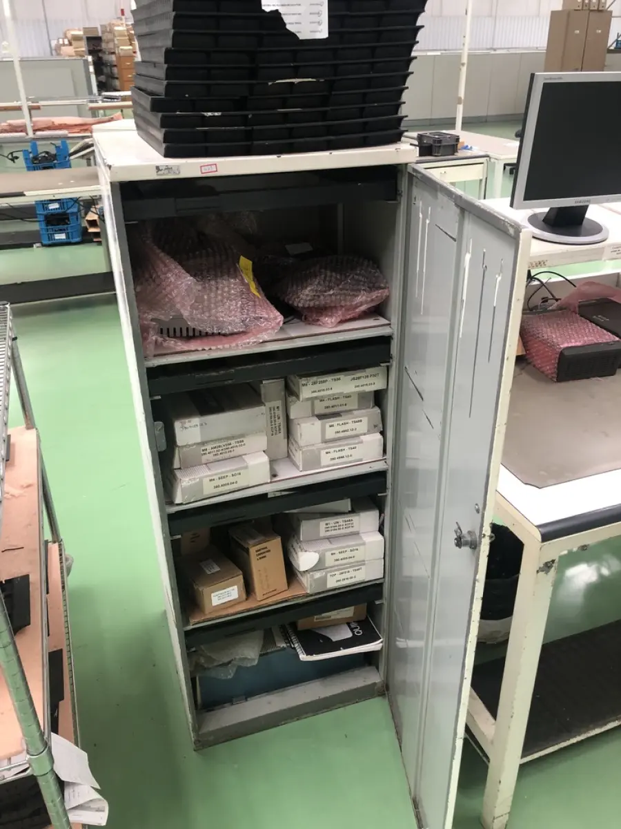 LOTE 469 - Armario com peças 