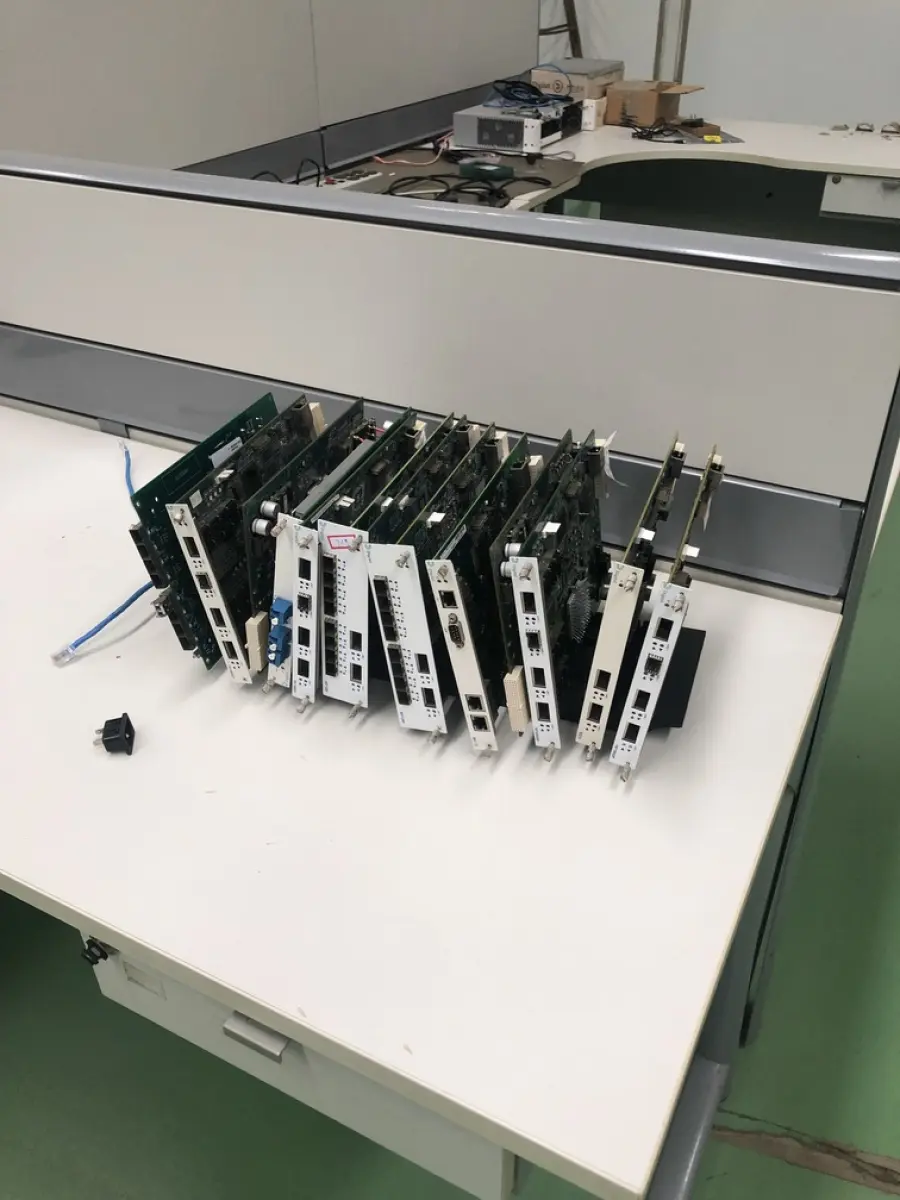 LOTE 319 - Placas de rede, equipamento de teste, telefones, teclados, 