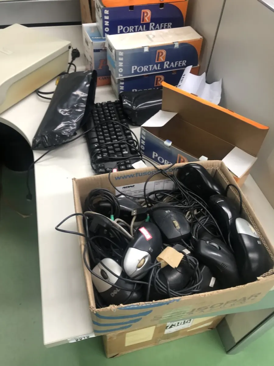 LOTE 278 - 5 cpus, roteador, monitor, lote de fios e carregadores, dvd, aquecedor de folhas, mouses, teclados, fontes  