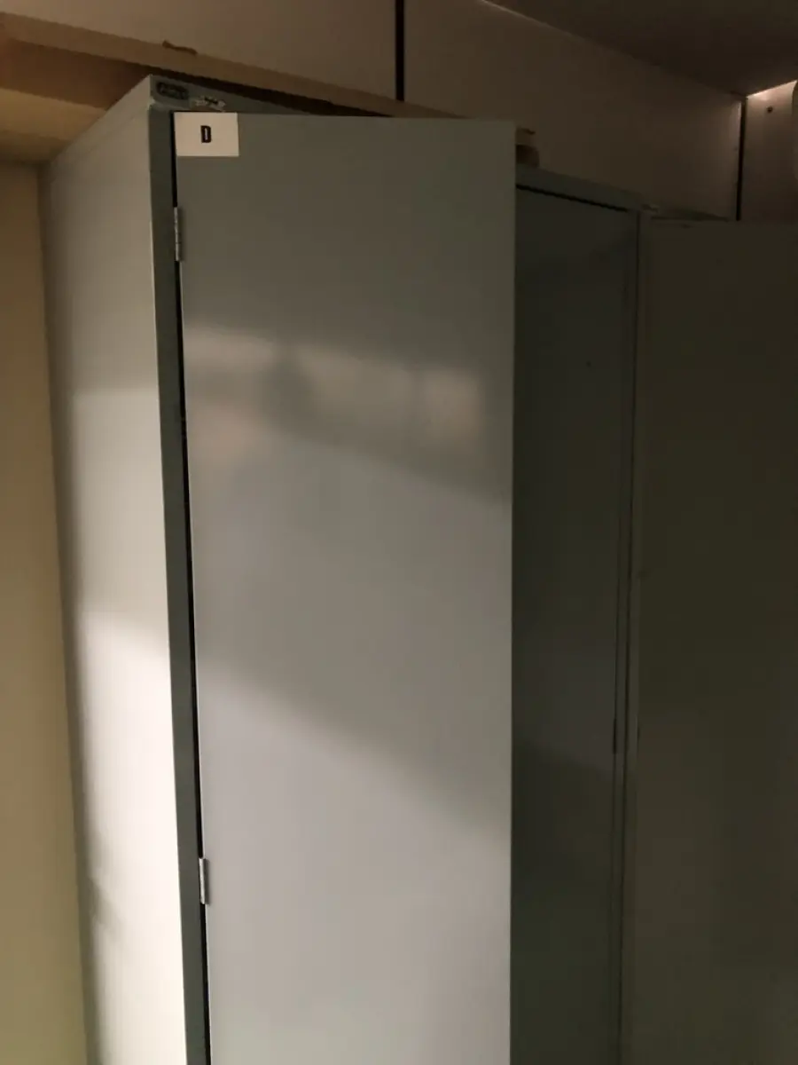 LOTE 358 - Cpus, cadeira com rodas, servidor, rack, prateleira, estabilizador , ar condicionado (não foram localizados a parte condesadora), 2 armarios de metal. Acompanha o fundo de comercio, pois tem a tecnologia armazenada.