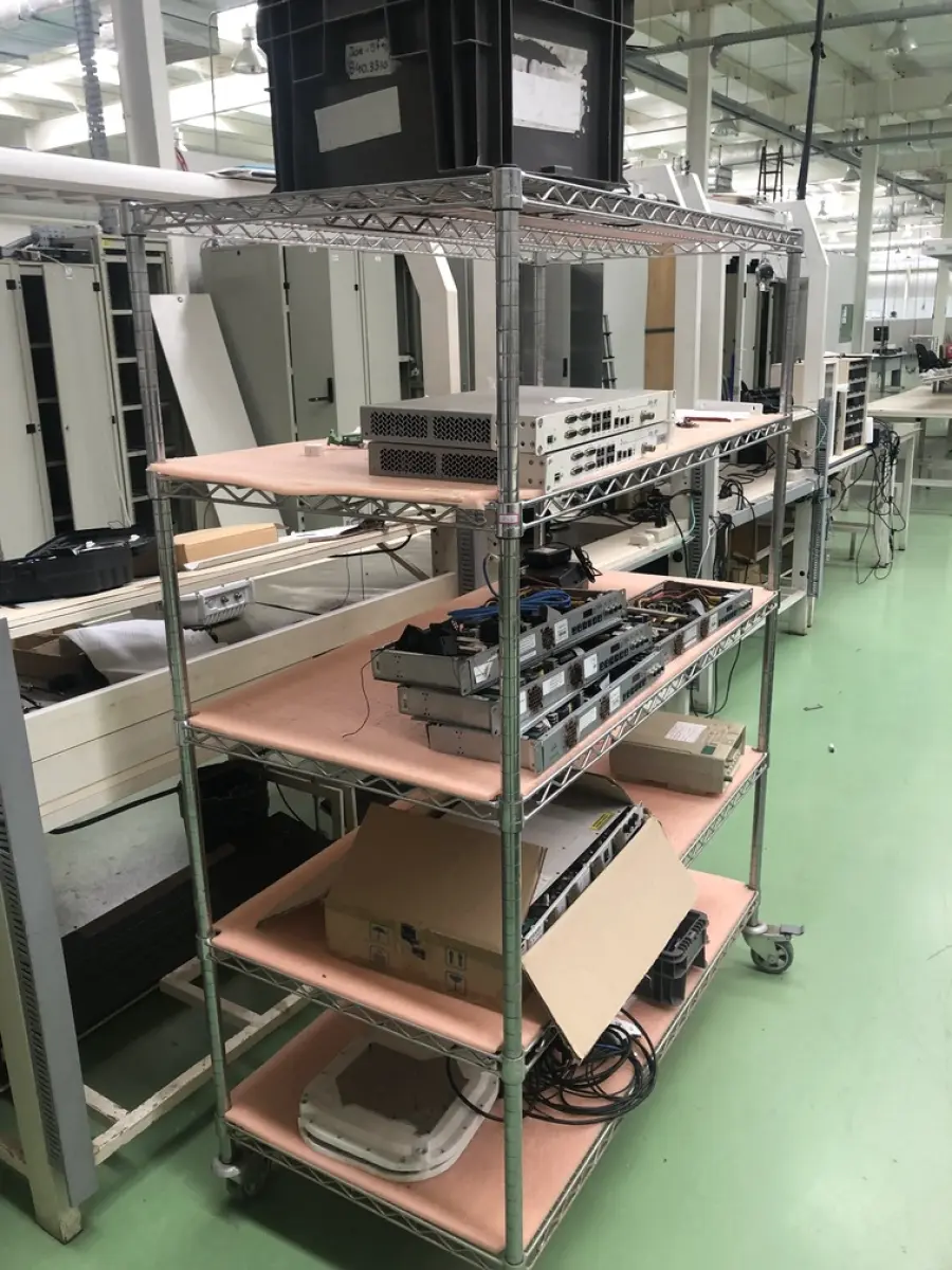 LOTE 427 - Prateleira em metal com rodas, com antenas e peças 