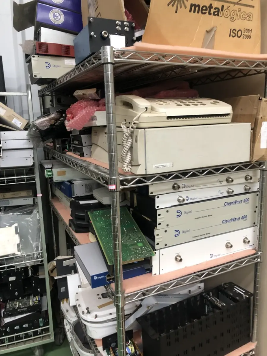 LOTE 359 - Fios, prateleira com rodas, equipamentos eletronicos, roteadores, modens 