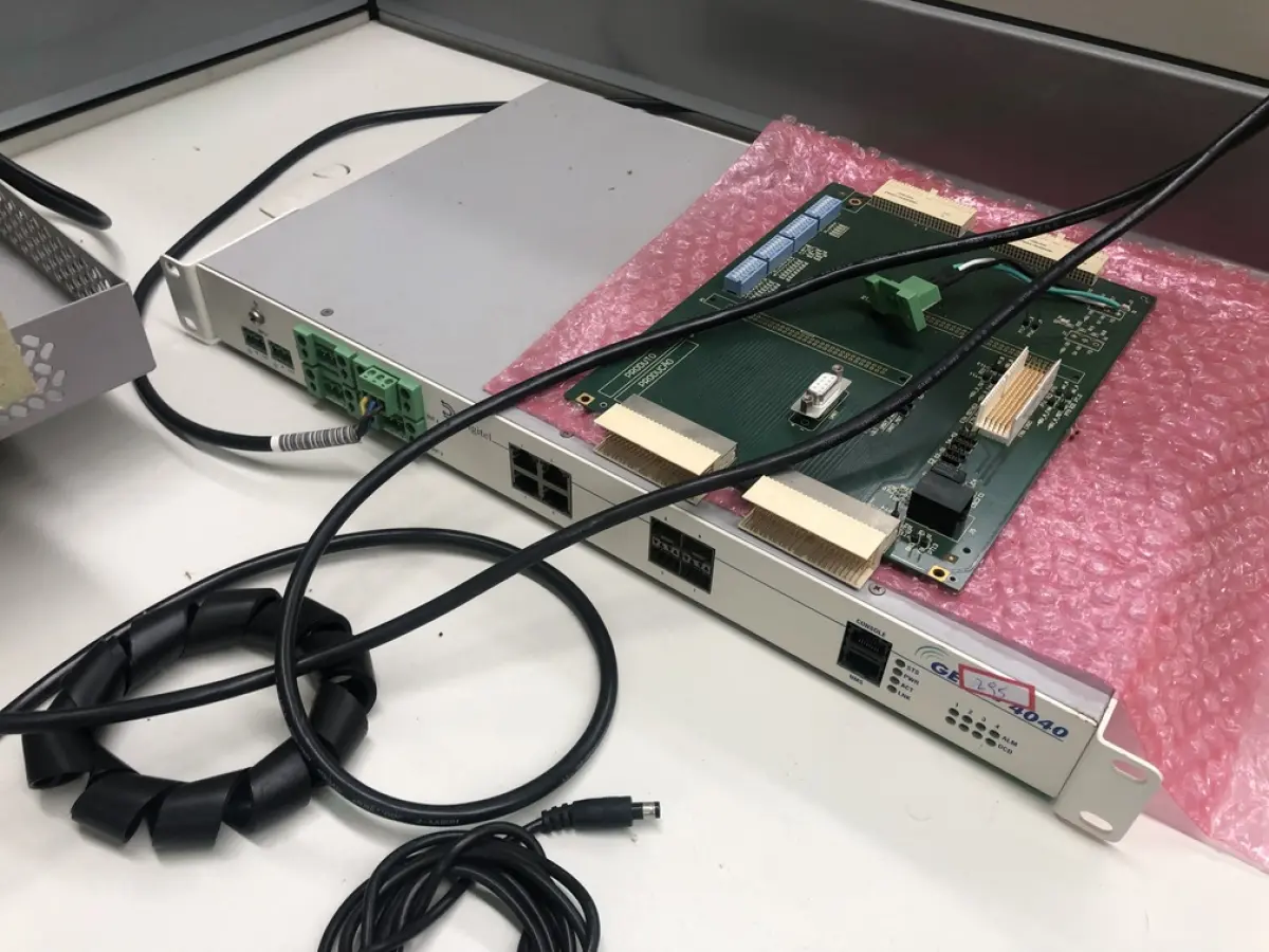 LOTE 295 - Roteadores, antenas, equipamento de teste, cabos 