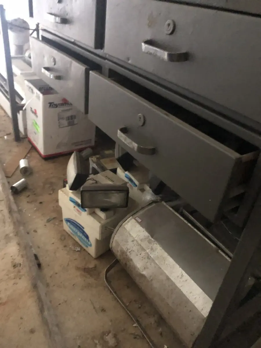 LOTE 521 - Lote de partes de ar condicionado, refletores, fios 