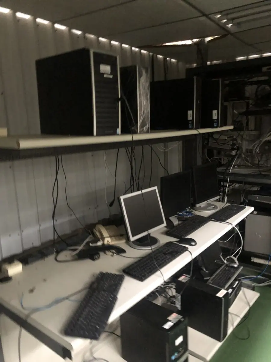 LOTE 358 - Cpus, cadeira com rodas, servidor, rack, prateleira, estabilizador , ar condicionado (não foram localizados a parte condesadora), 2 armarios de metal. Acompanha o fundo de comercio, pois tem a tecnologia armazenada.