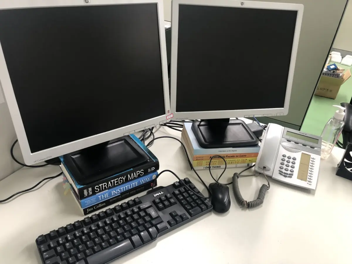 LOTE 191 - Cpu, 2 monitores, teclado, mouse e telefone 