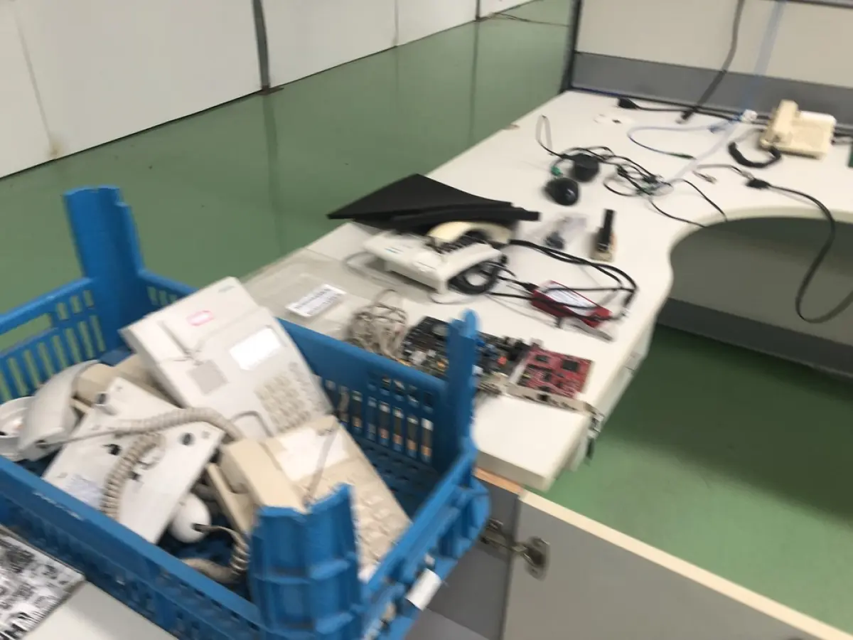 LOTE 319 - Placas de rede, equipamento de teste, telefones, teclados, 