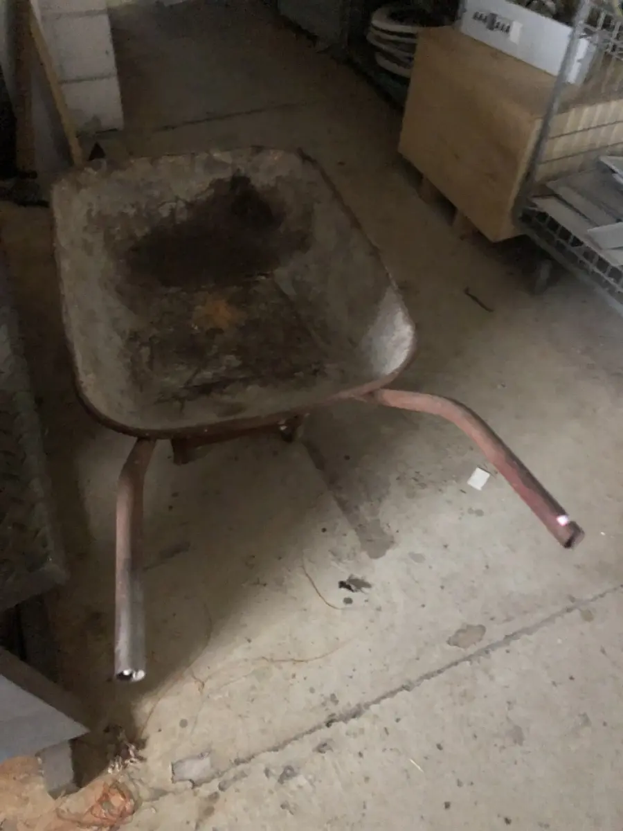 LOTE 537 - Carrinho de mão 