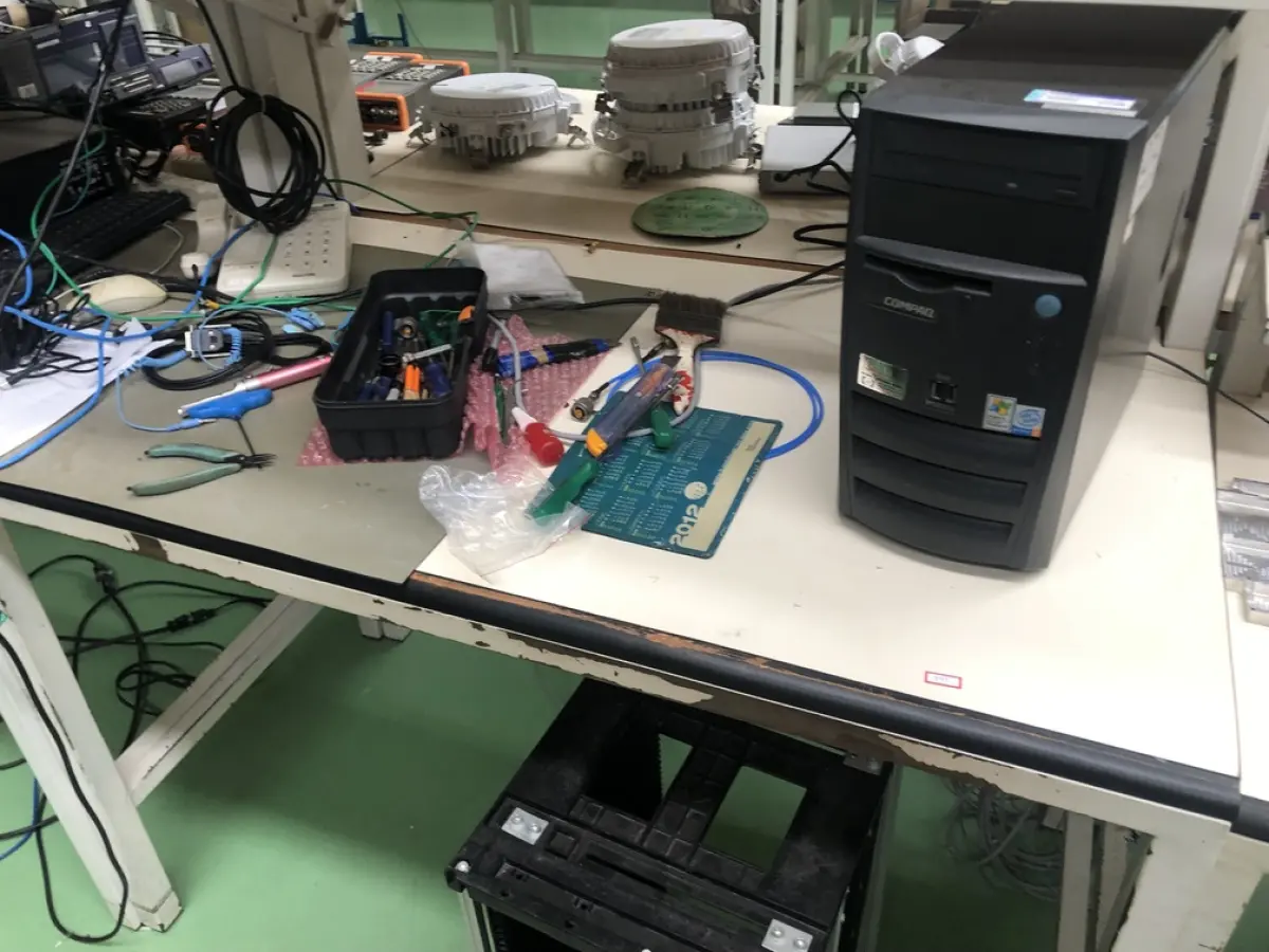 LOTE 343 - Bancada com prateleira, cpu e ferramentas 