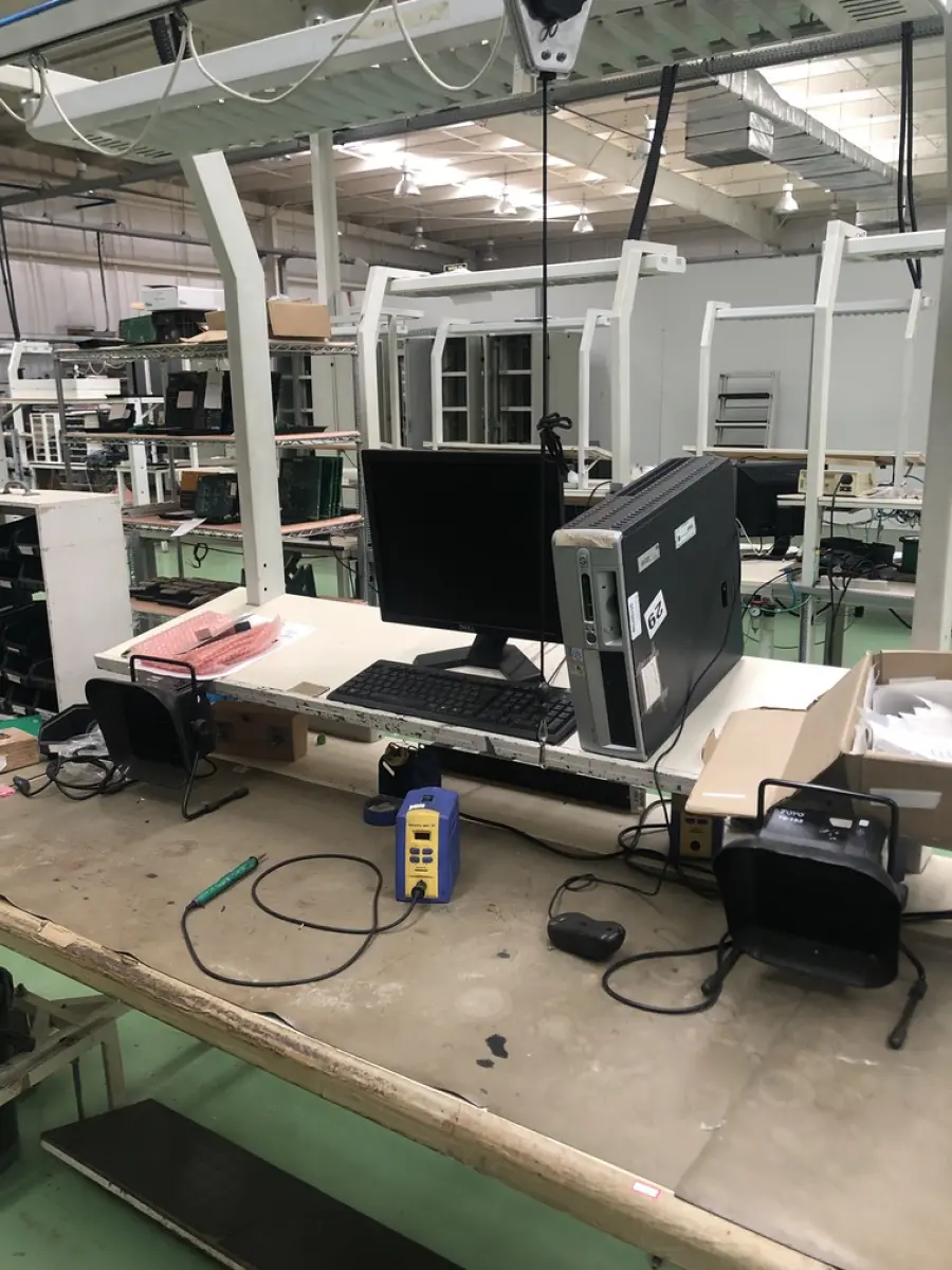 LOTE 475 - Bancada com prateleira e iluminação, cpus, monitores 