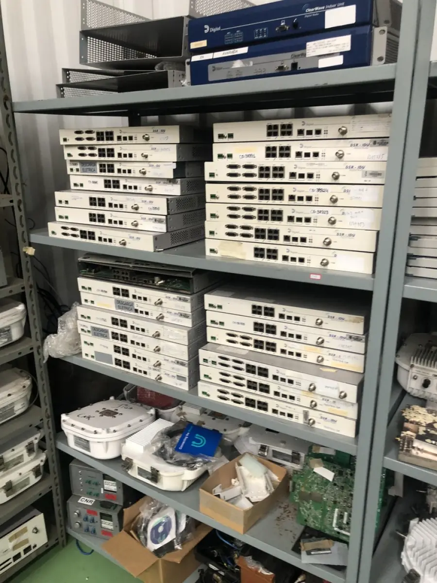 LOTE 348 - Armario 2 portas, prateleira com placas, mesa com bancada, prateleira com antenas, rack de equipamentos de teste, roteadores, carrinhos 