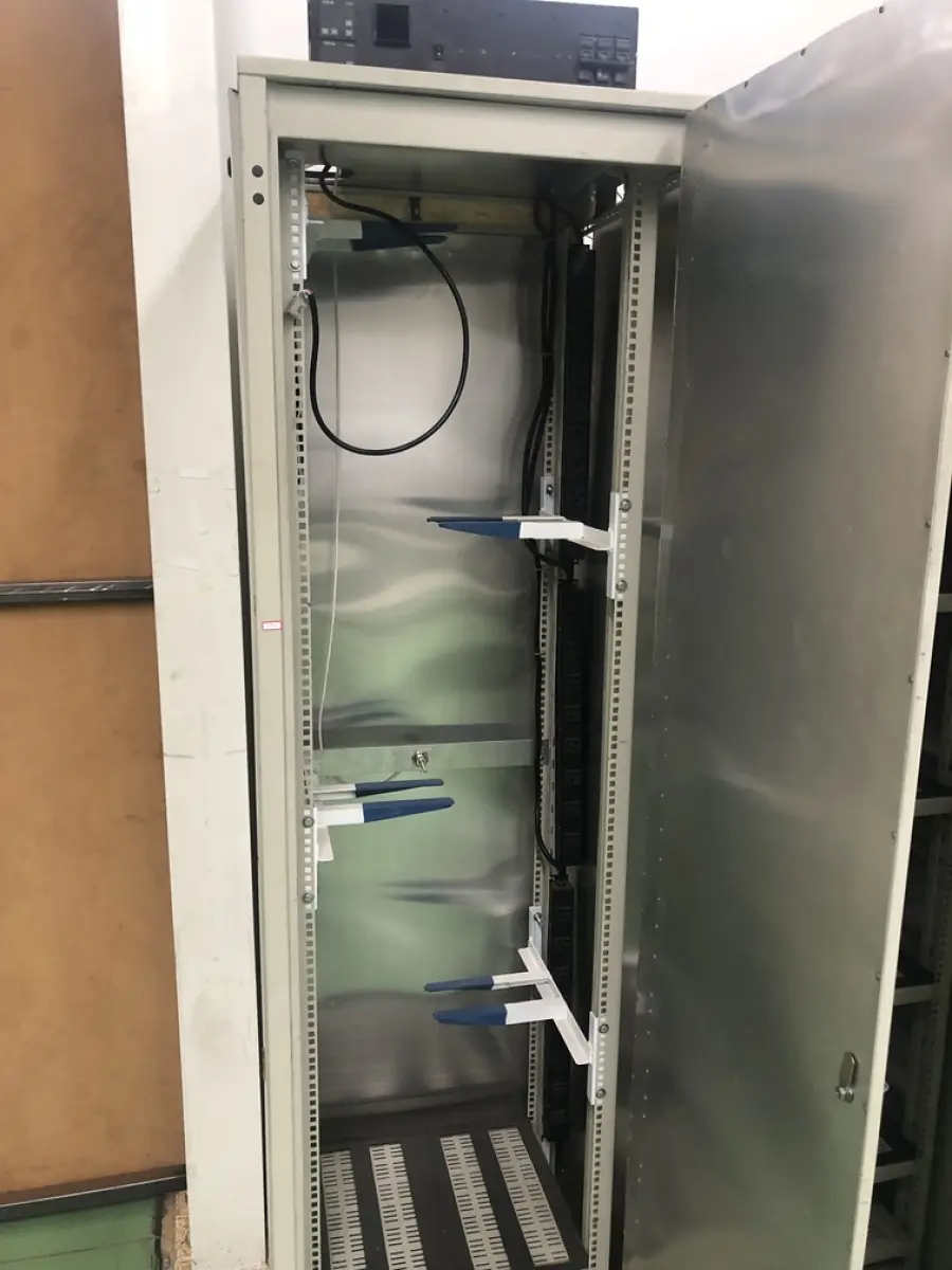 LOTE 394 - Armario porta equipamentos 