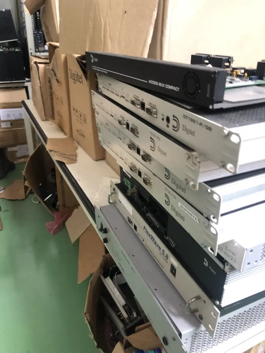 LOTE 355 - Mesa, roteadores, prateleira com equipamentos 