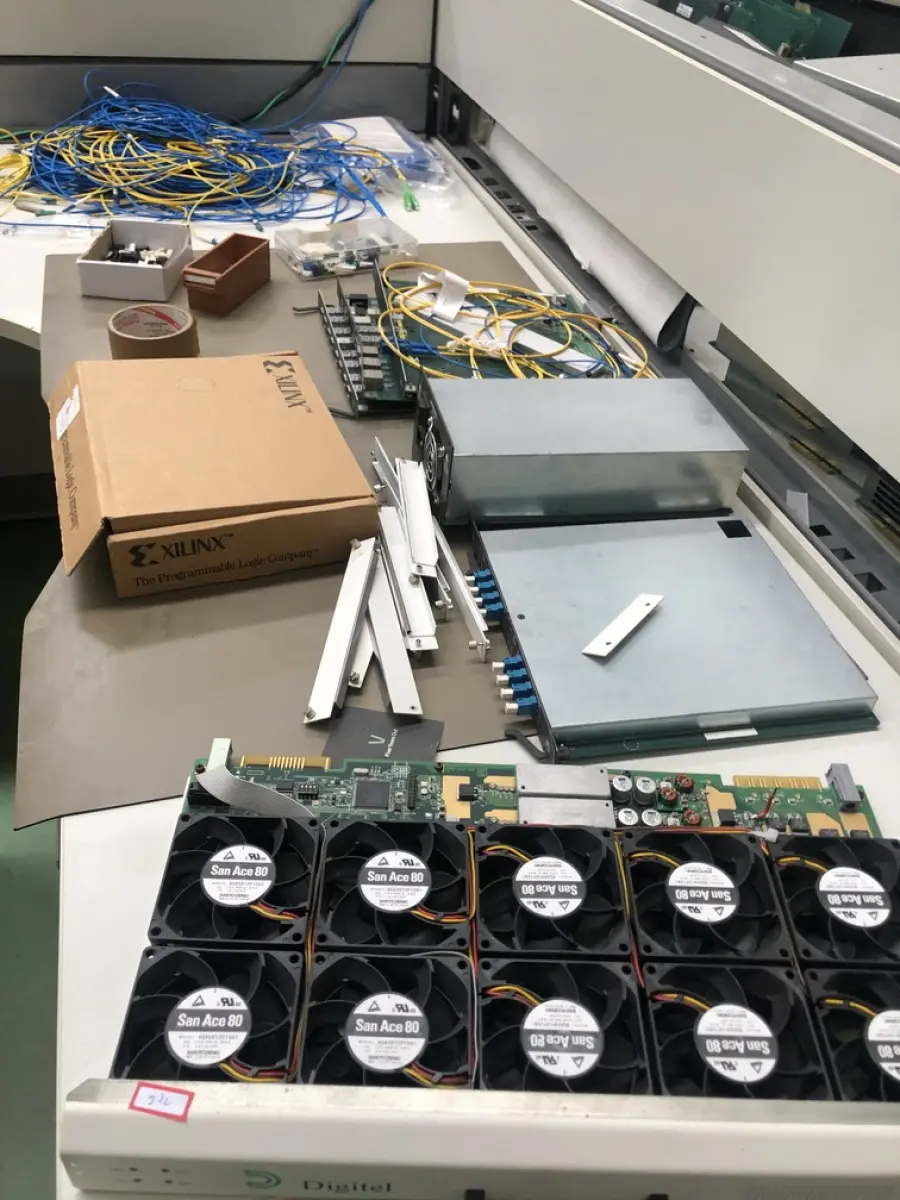 LOTE 372 - Equipamentos de teste, placas, cabos, roteadores 