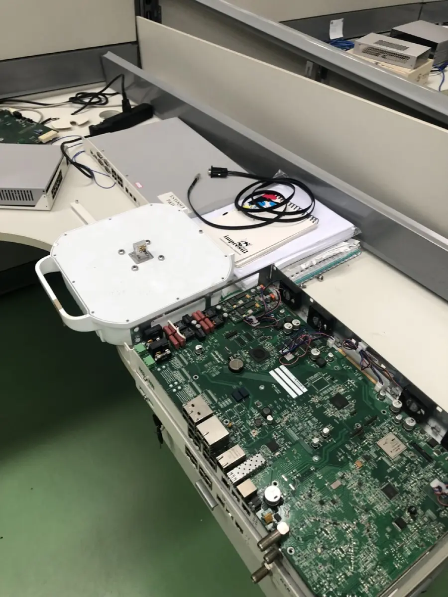 LOTE 312 - 2 monitores, teclado e mouse, roteadores, antena , monitor, cpu, monitor 