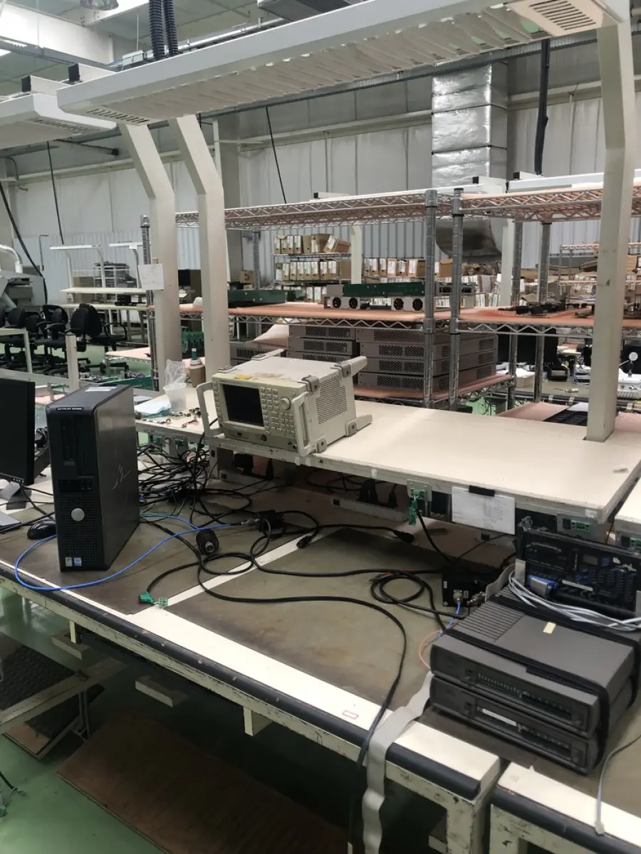 LOTE 430 - bancada com  prateleira e iluminação, cpu, equipamentos de teste 