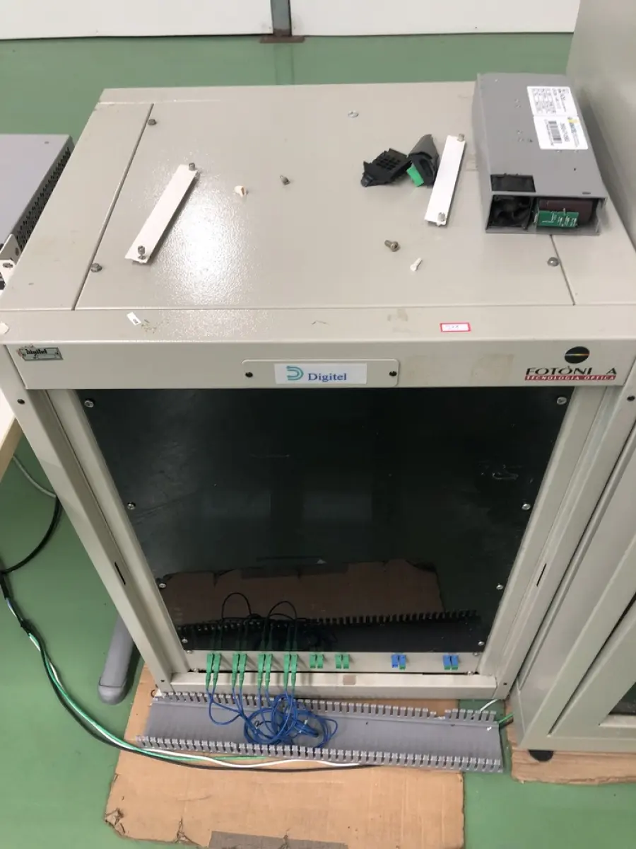 LOTE 371 - Rack com equipamentos de teste 