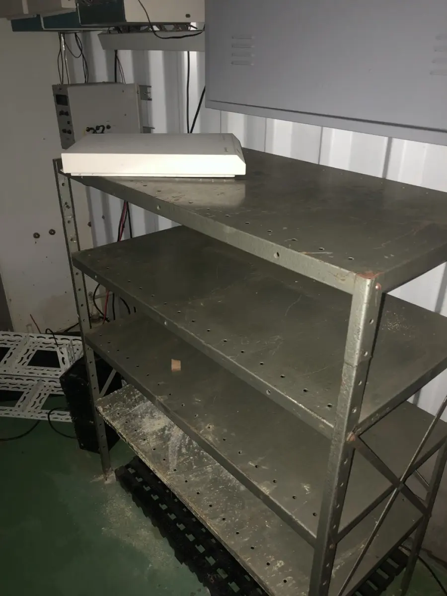 LOTE 358 - Cpus, cadeira com rodas, servidor, rack, prateleira, estabilizador , ar condicionado (não foram localizados a parte condesadora), 2 armarios de metal. Acompanha o fundo de comercio, pois tem a tecnologia armazenada.