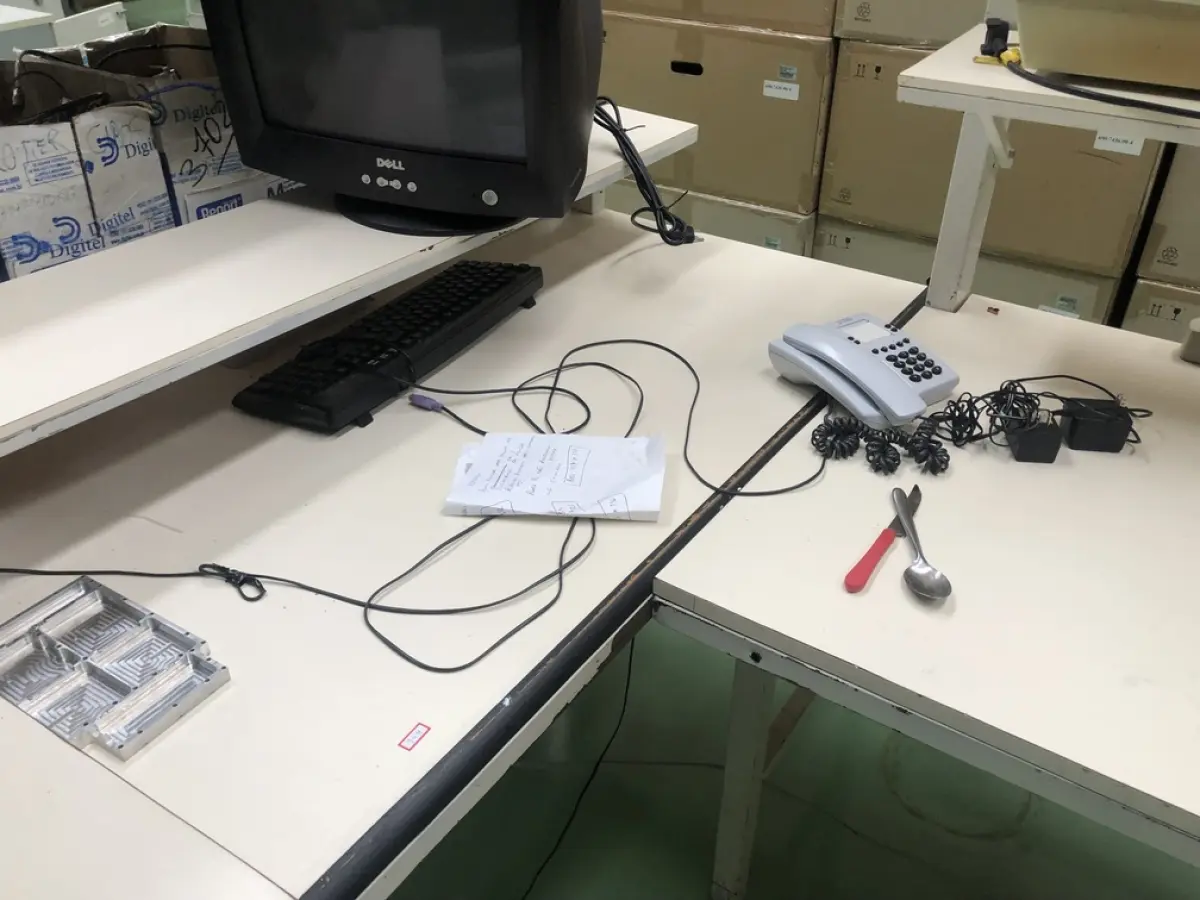 LOTE 344 - Bancada com prateleira com monitor de tubo, teclado 