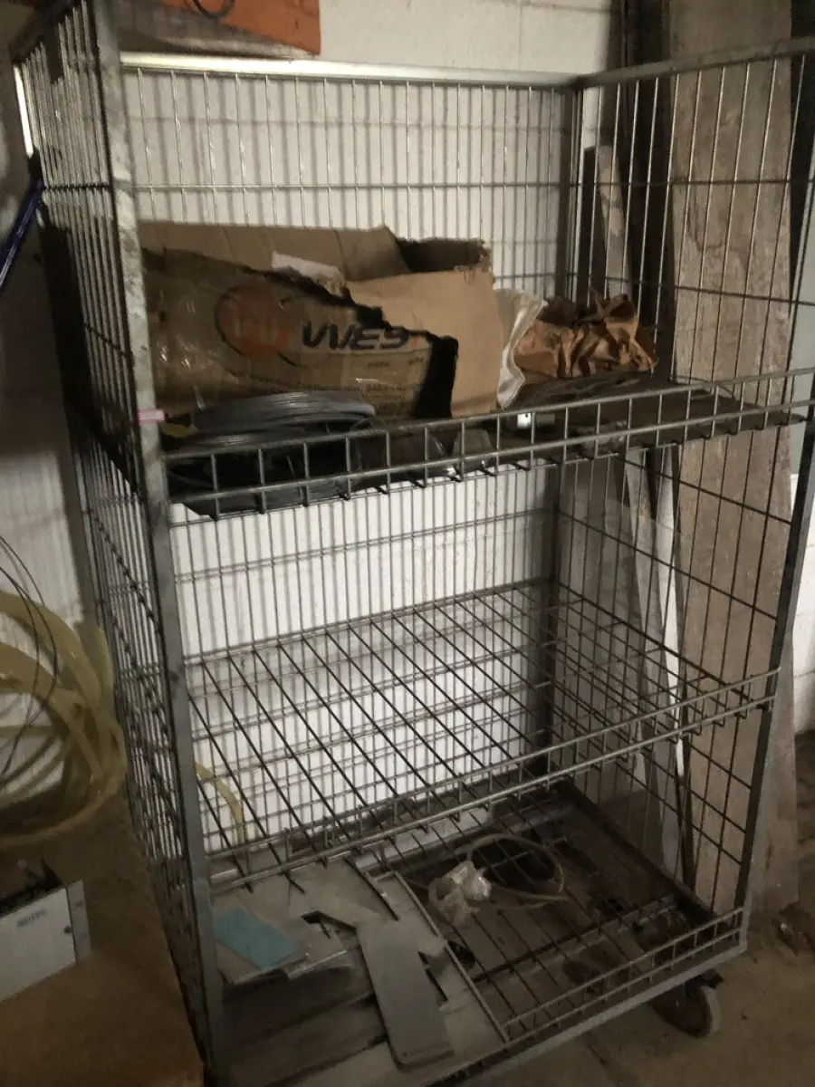 LOTE 539 - Carrinho de prateleira 