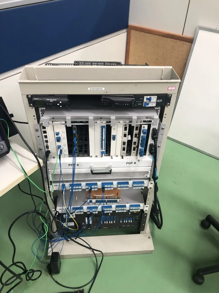 LOTE 155 - Rack com equipamentos de teste 