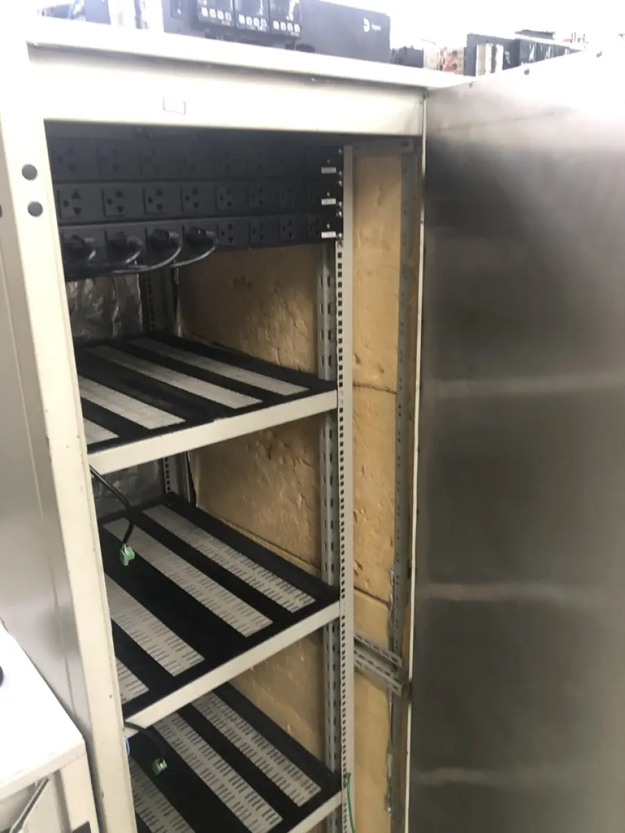 LOTE 383 - Armario porta equipamentos 