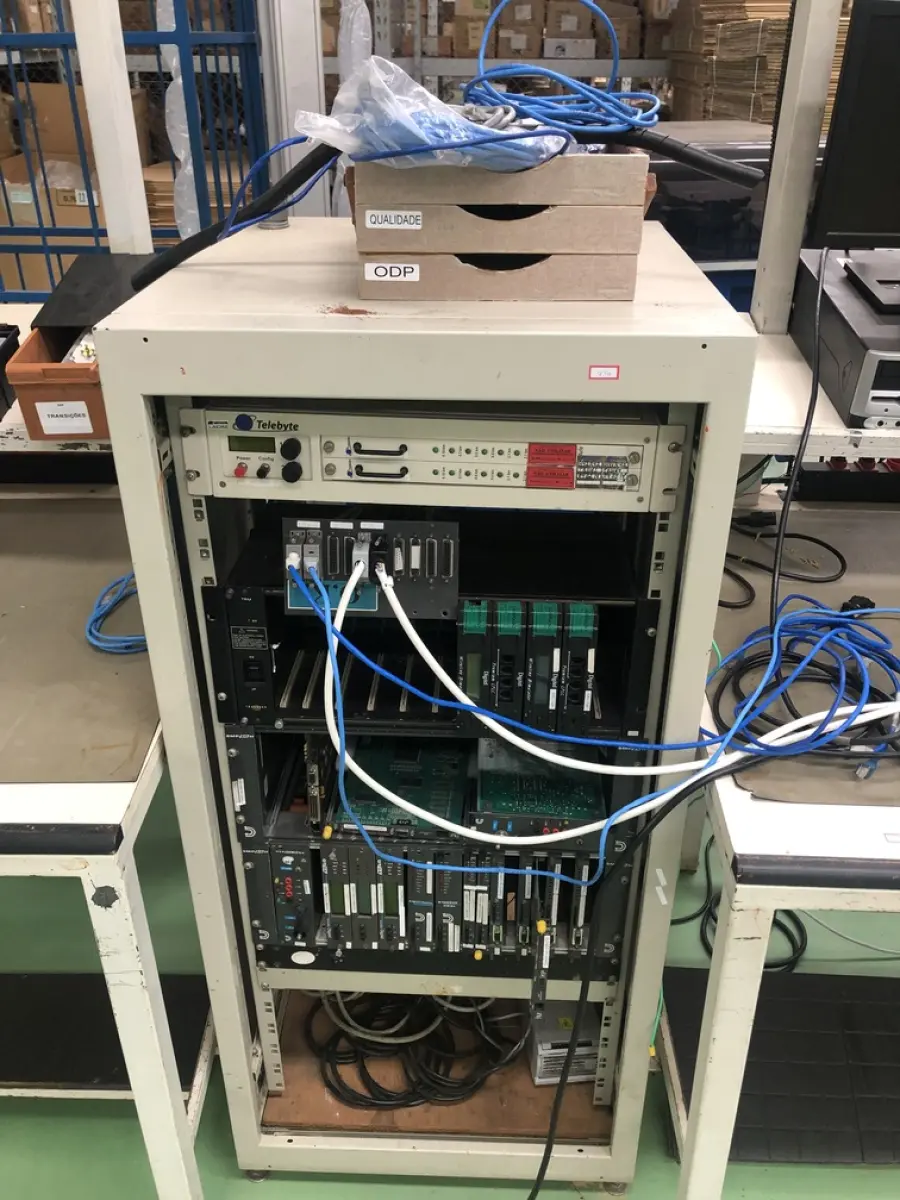 LOTE 456 - Rack com equipamentos de teste 