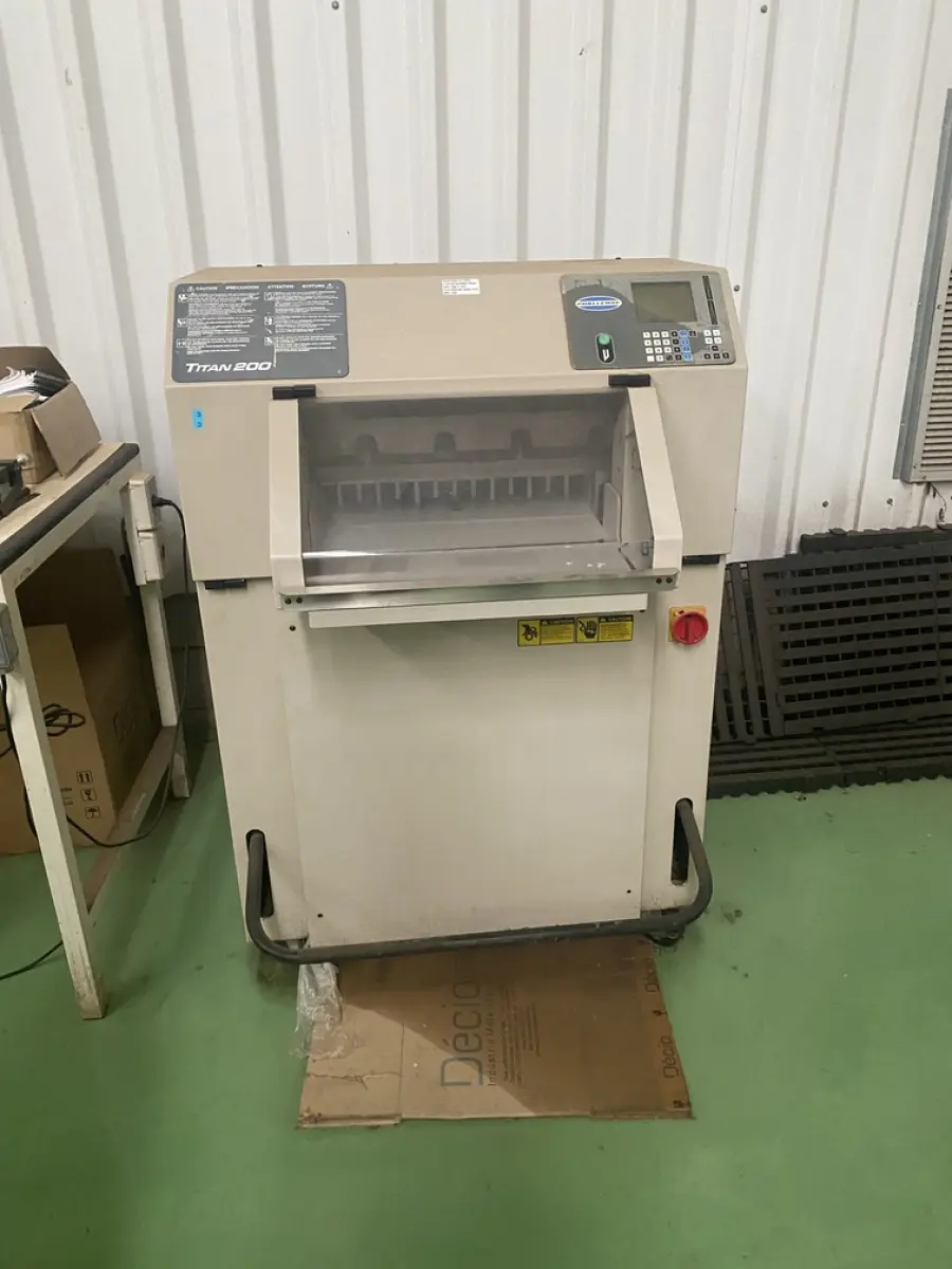 LOTE 581 - maquina guilhotina Titan