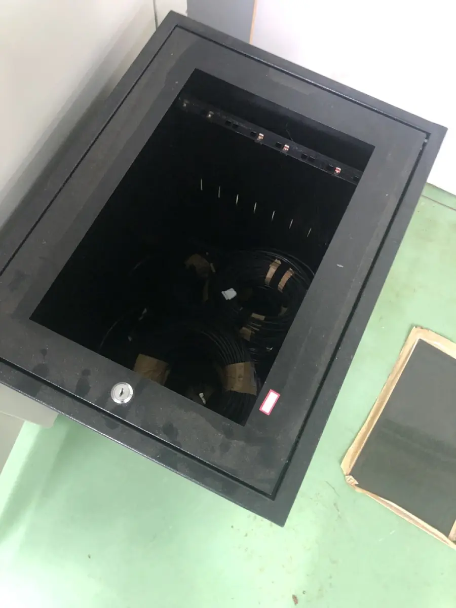 LOTE 392 - Armario pequeno para equipamentos 