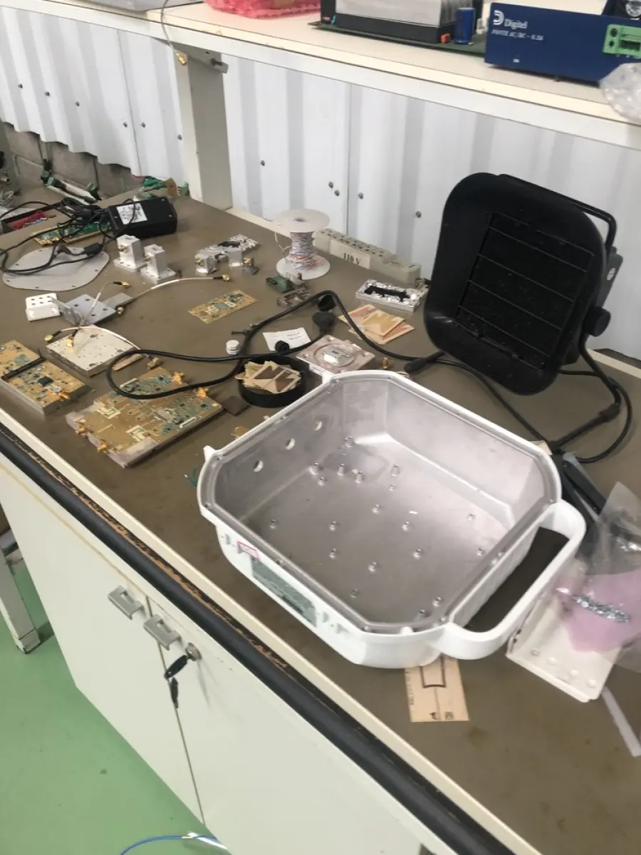 LOTE 305 - Antenas, cpu, modem, equipamento de teste, lupa, monitor teclado, mouse, exaustor