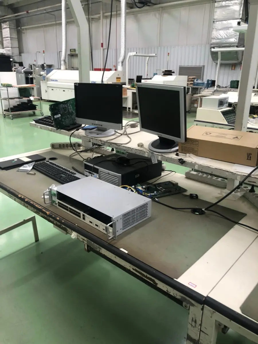 LOTE 450 - bancada com  prateleira e iluminação, equipamentos de teste 