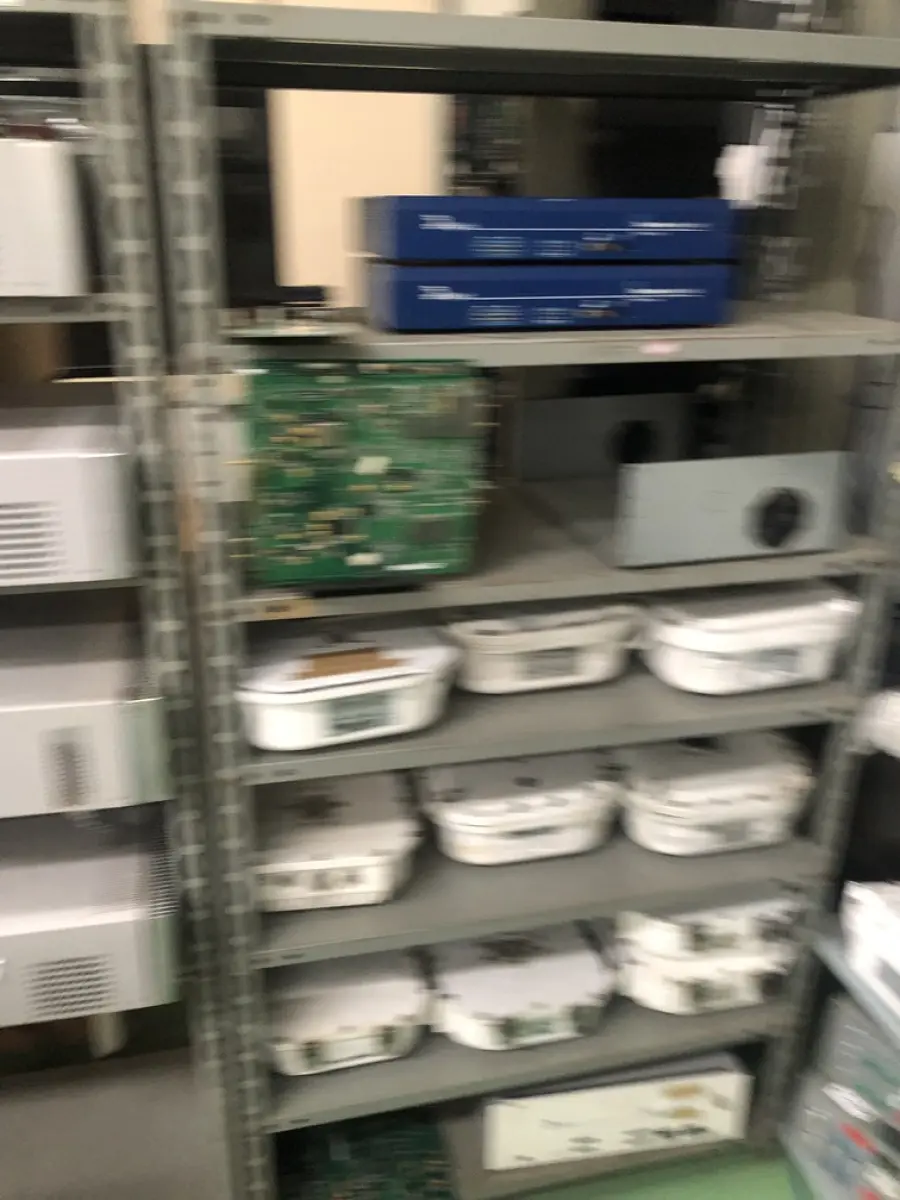 LOTE 348 - Armario 2 portas, prateleira com placas, mesa com bancada, prateleira com antenas, rack de equipamentos de teste, roteadores, carrinhos 