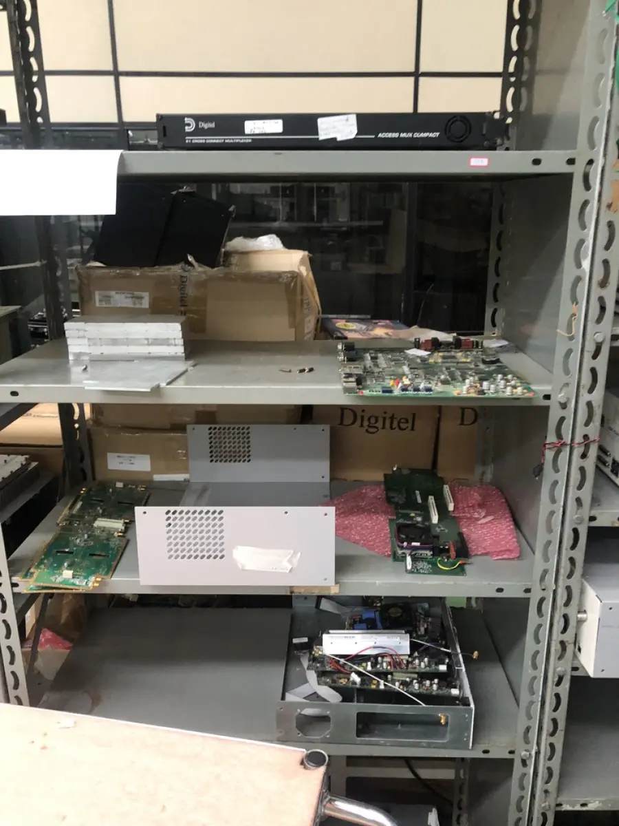 LOTE 348 - Armario 2 portas, prateleira com placas, mesa com bancada, prateleira com antenas, rack de equipamentos de teste, roteadores, carrinhos 