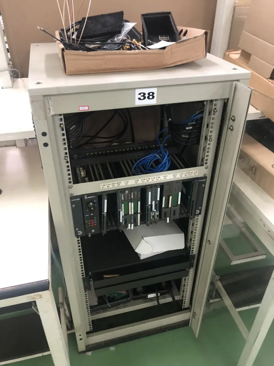 LOTE 410 - Rack com equipamentos de teste 