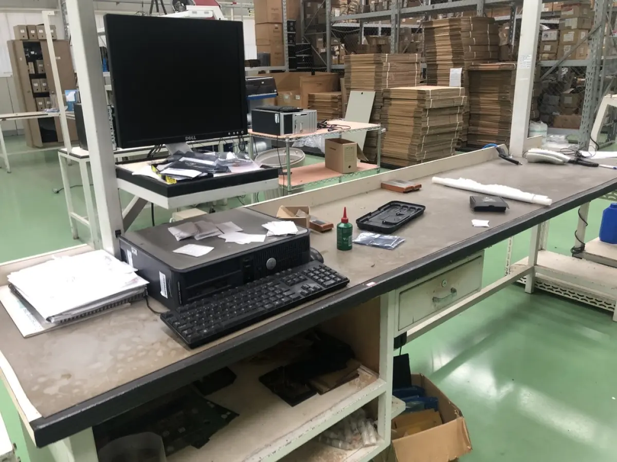 LOTE 465 - Bancada com cpu, monitor, teclado 