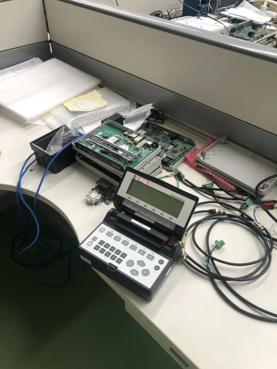 LOTE 305 - Antenas, cpu, modem, equipamento de teste, lupa, monitor teclado, mouse, exaustor