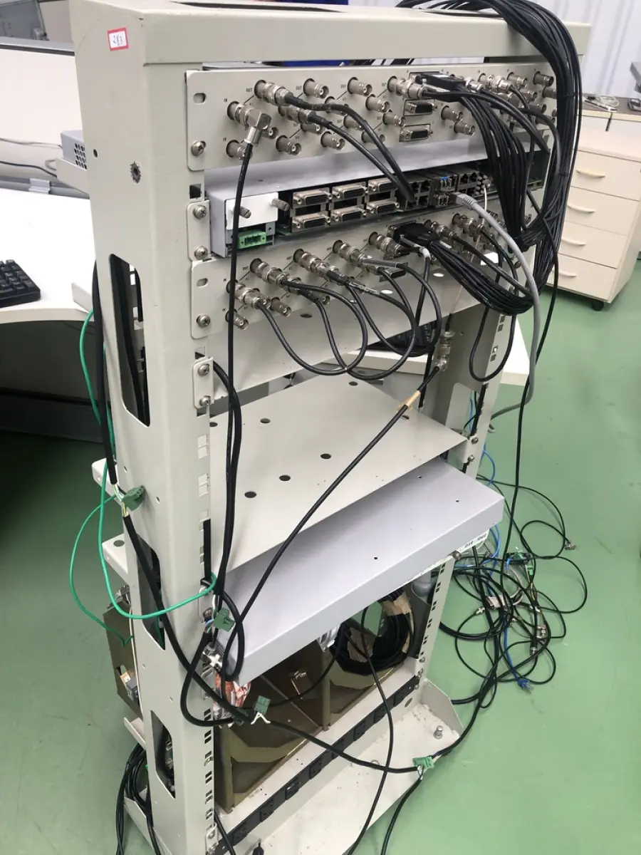 LOTE 283 - Rack com equipamentos de teste 