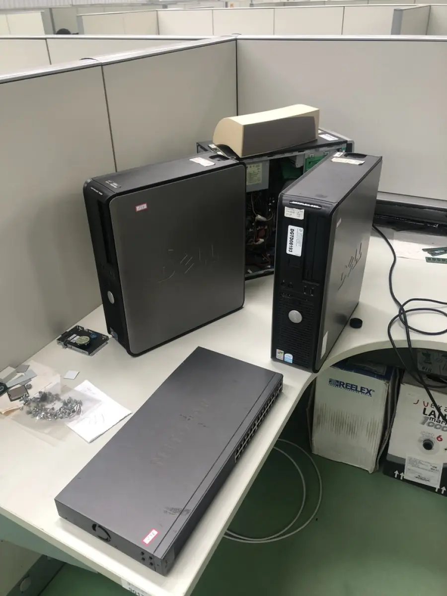 LOTE 278 - 5 cpus, roteador, monitor, lote de fios e carregadores, dvd, aquecedor de folhas, mouses, teclados, fontes  