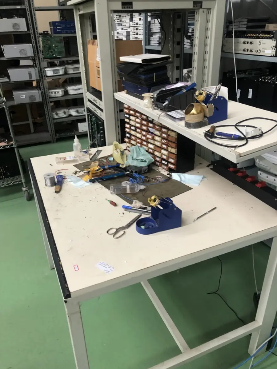 LOTE 348 - Armario 2 portas, prateleira com placas, mesa com bancada, prateleira com antenas, rack de equipamentos de teste, roteadores, carrinhos 