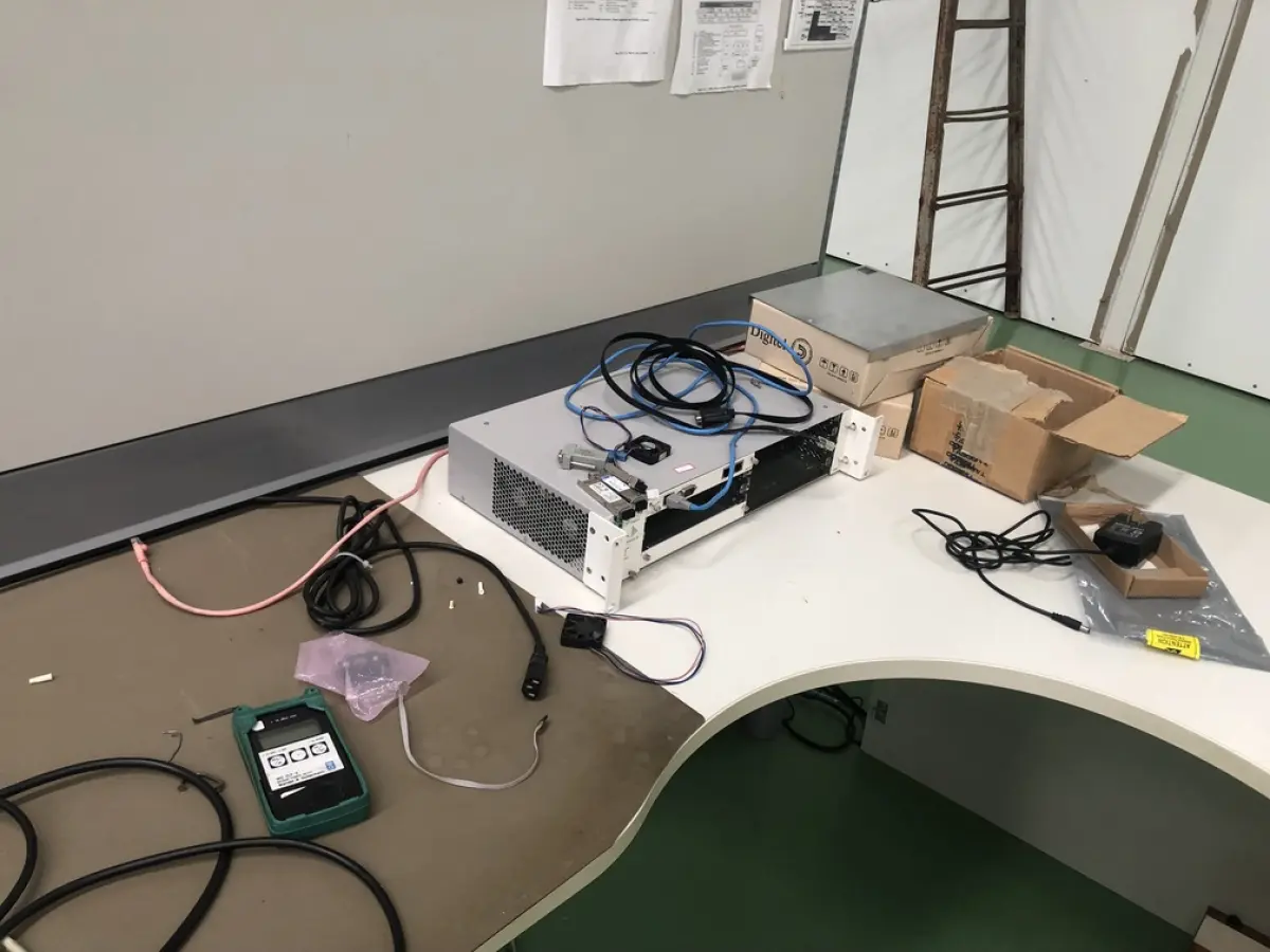 LOTE 319 - Placas de rede, equipamento de teste, telefones, teclados, 