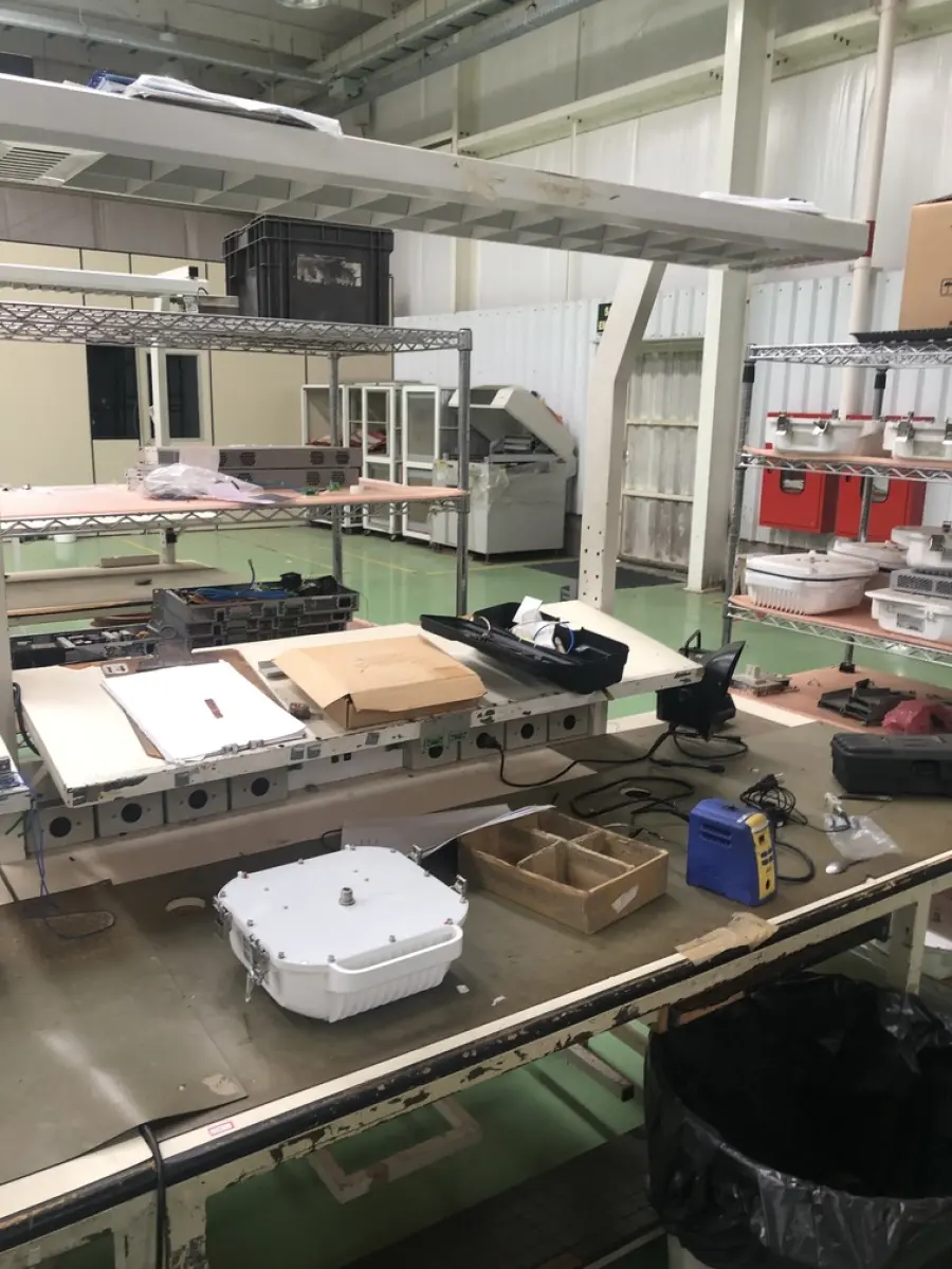 LOTE 422 - bancada com  prateleira e iluminação, antena, aparelho de solda 