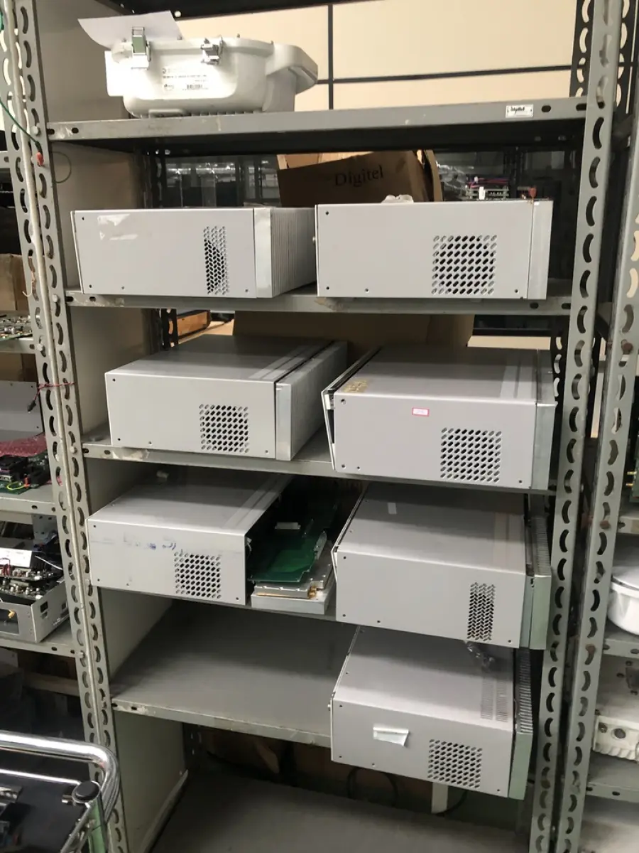 LOTE 348 - Armario 2 portas, prateleira com placas, mesa com bancada, prateleira com antenas, rack de equipamentos de teste, roteadores, carrinhos 