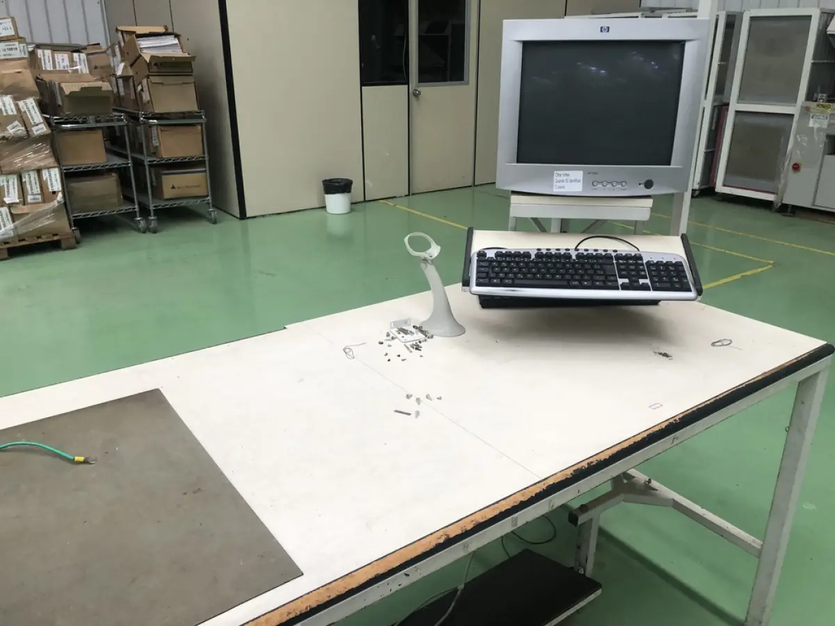 LOTE 483 - Mesa, monitor de tubo 