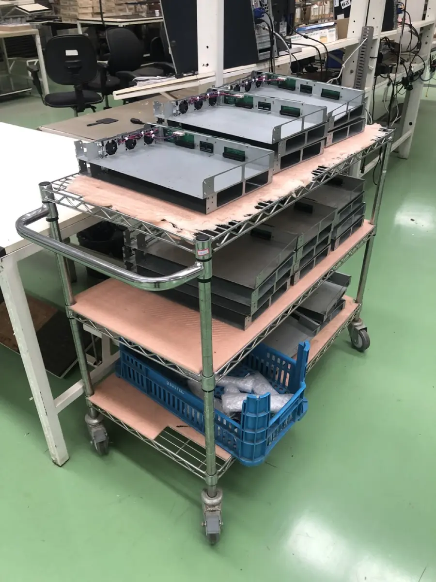 LOTE 472 - Carrinho de transporte com peças 