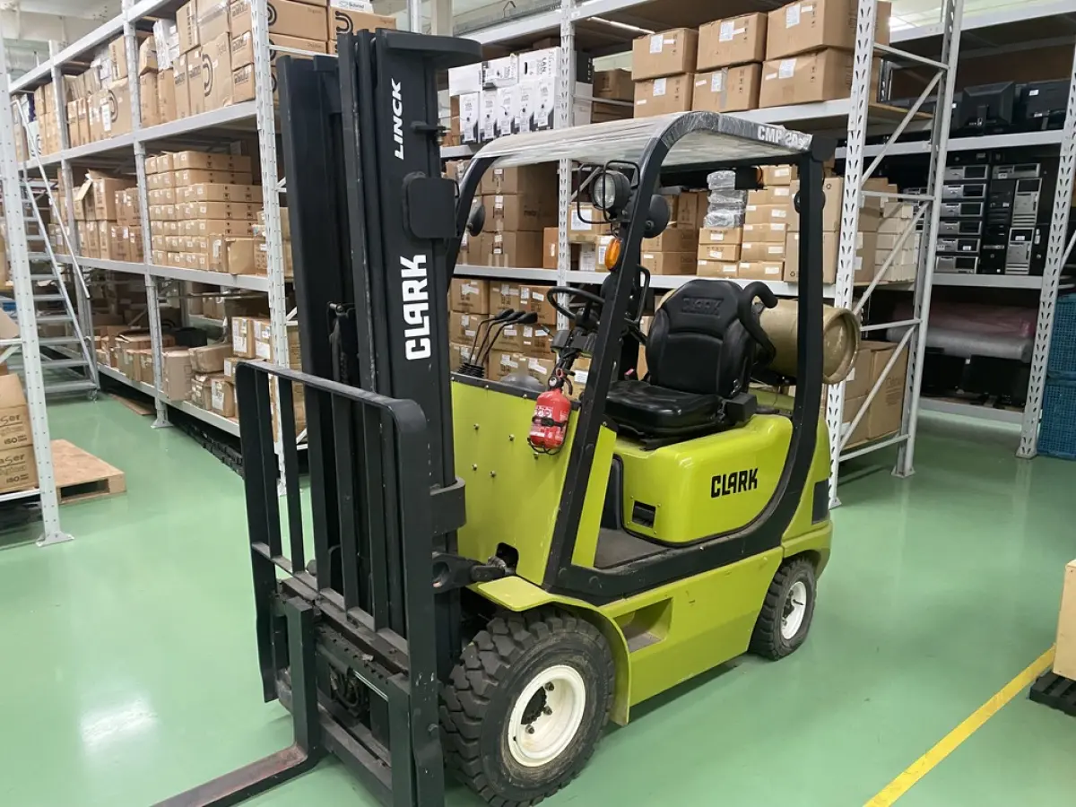 LOTE 567 - Empilhadeira a gas com botijão marca Clark CMP 20SL ano 2013 1.450 kg