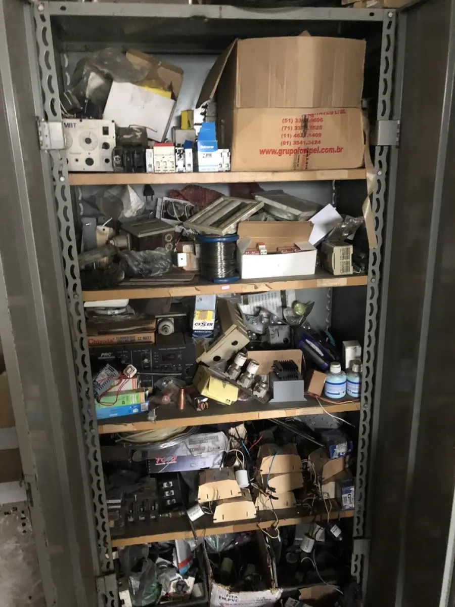 LOTE 525 - 2 Armarios 2 portas de metal com ferramentas 